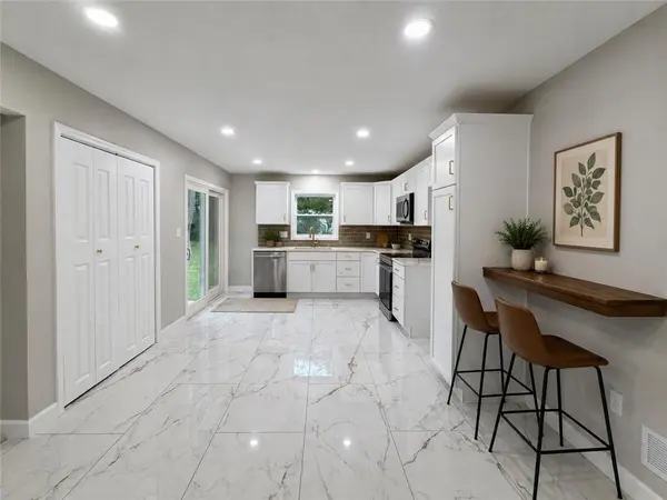 605 NE Douglas ST, Lee's Summit, MO 64063