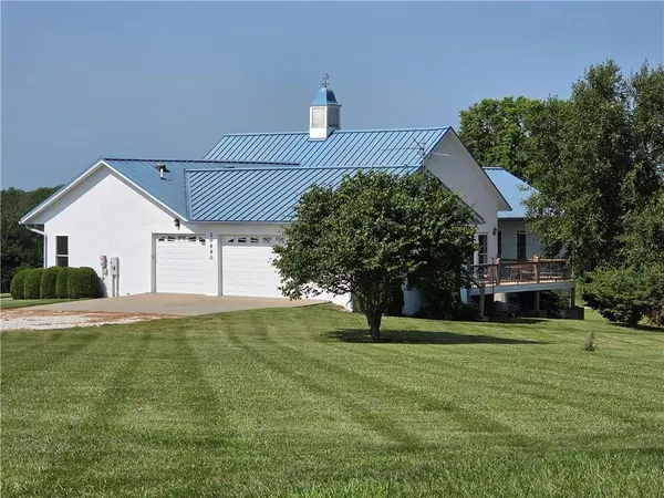 20660 Mission RD, Stilwell, KS 66085
