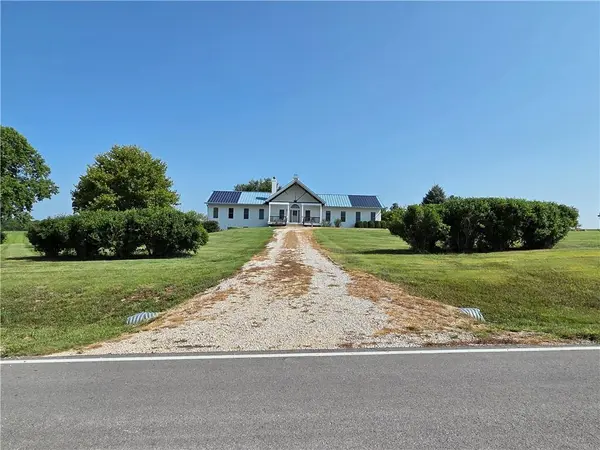 20660 Mission RD, Stilwell, KS 66085