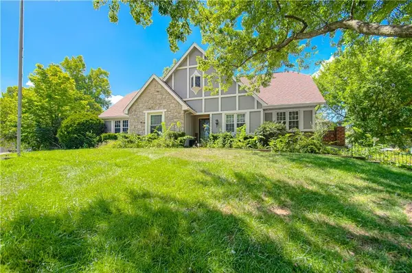 6924 Long AVE, Shawnee, KS 66216