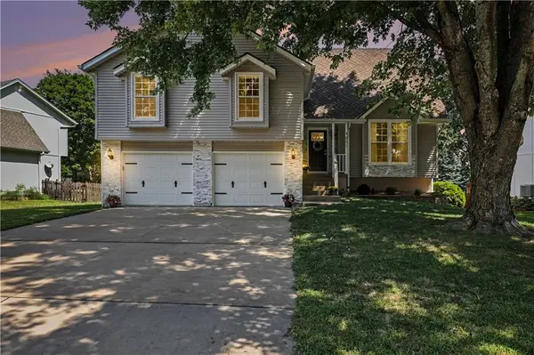 4051 SW Clipper LN, Lee's Summit, MO 64082