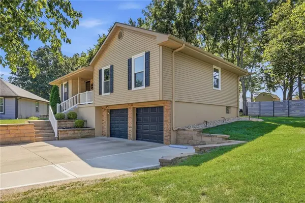3306 NW Shannon CT, Blue Springs, MO 64015