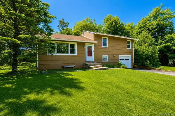 26 Willow PL, Middletown, NY 10940