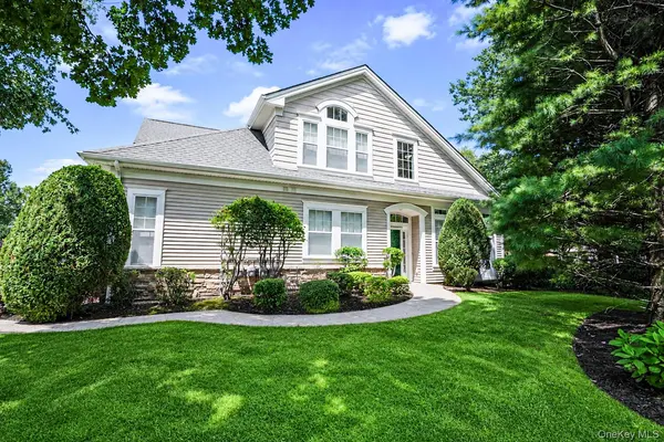 14 Concerto DR, Lake Grove, NY 11755