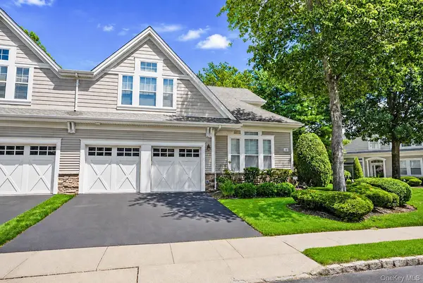 14 Concerto DR, Lake Grove, NY 11755