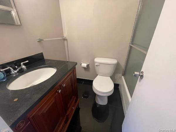 142 Mcglynn PL #2nd Fl, Cedarhurst, NY 11516