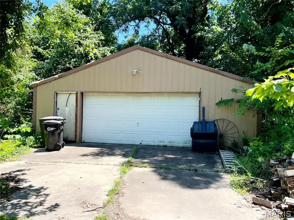 304 E 2nd ST, Moscow Mills, MO 63362