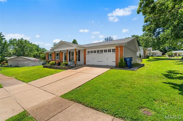 6339 Treehouse TRL, St Louis, MO 63129