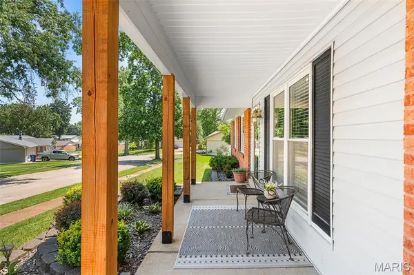 6339 Treehouse TRL, St Louis, MO 63129