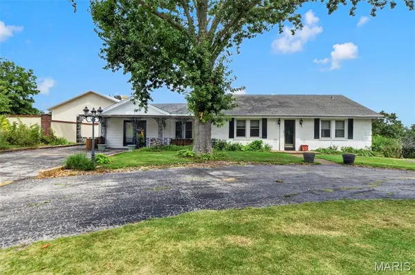5512 Kerth RD, St Louis, MO 63128