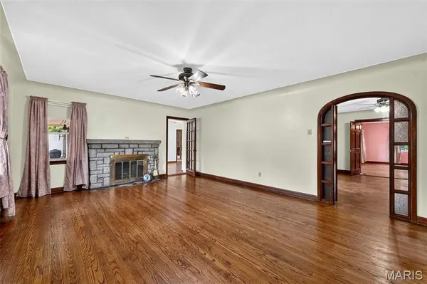 5512 Kerth RD, St Louis, MO 63128