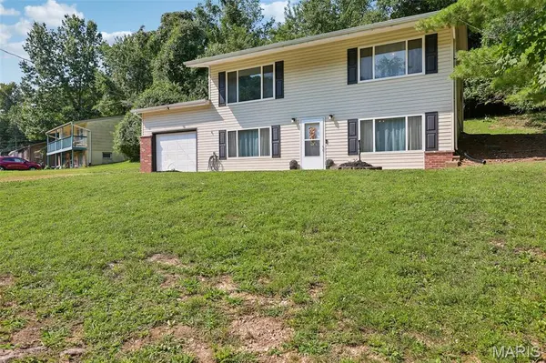 2101 Linnus DR, High Ridge, MO 63049