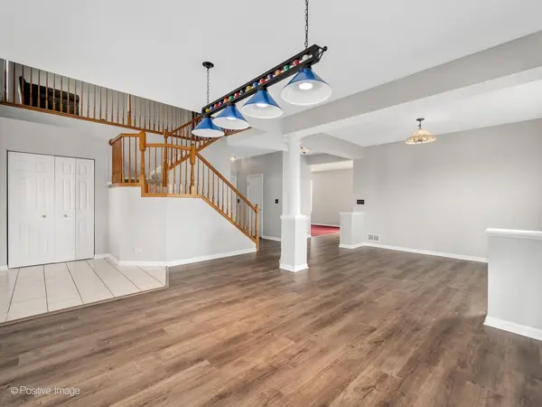 829 Red Barn LN, Elgin, IL 60124