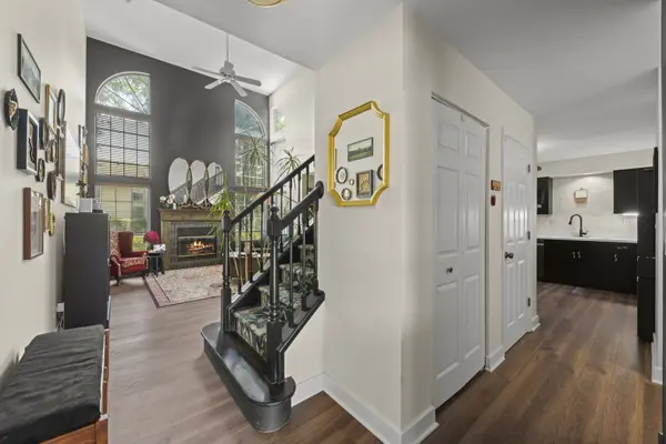 30W016 Redwood CT, Warrenville, IL 60555