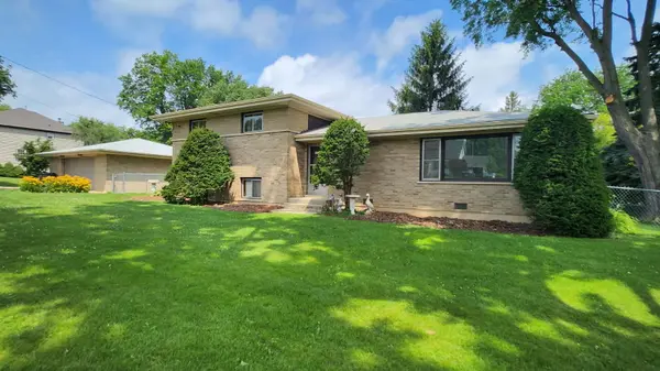 1030 W Kenilworth AVE, Palatine, IL 60067