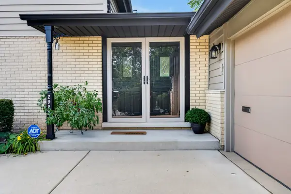2922 N Dryden PL, Arlington Heights, IL 60004