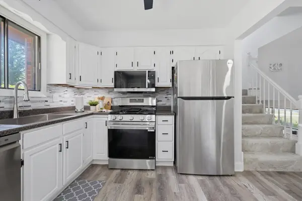 127 Barrett LN, Schaumburg, IL 60193
