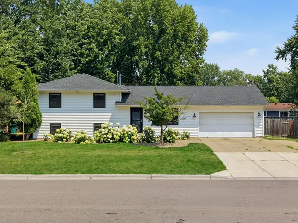 301 Walnut LN,  Apple Valley,  MN 55124