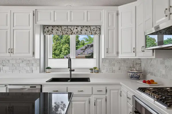 10421 Shelter GRV, Eden Prairie, MN 55347