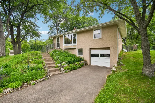 2154 William ST, Roseville, MN 55113