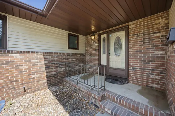 306 37th AVE S, Moorhead, MN 56560