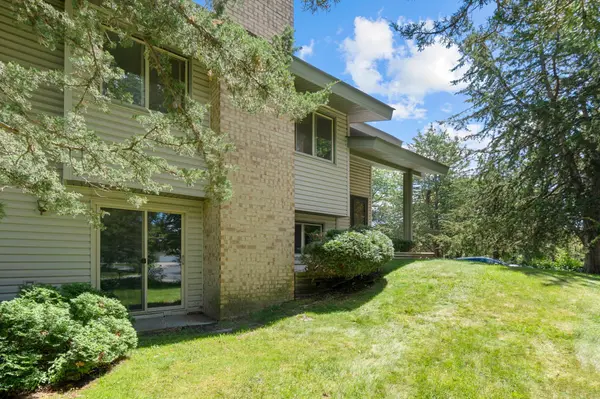 9774 Dorset LN, Eden Prairie, MN 55347