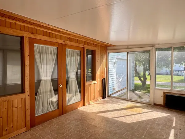 906 W Walnut AVE, Olivia, MN 56277