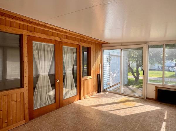 906 W Walnut AVE, Olivia, MN 56277