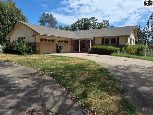 3802 Quivira Dr, Hutchinson, KS 67502