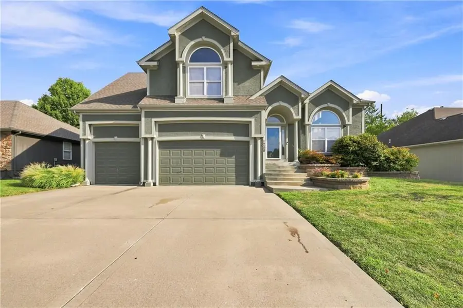 1208 NW Cedar LN, Grain Valley, MO 64029