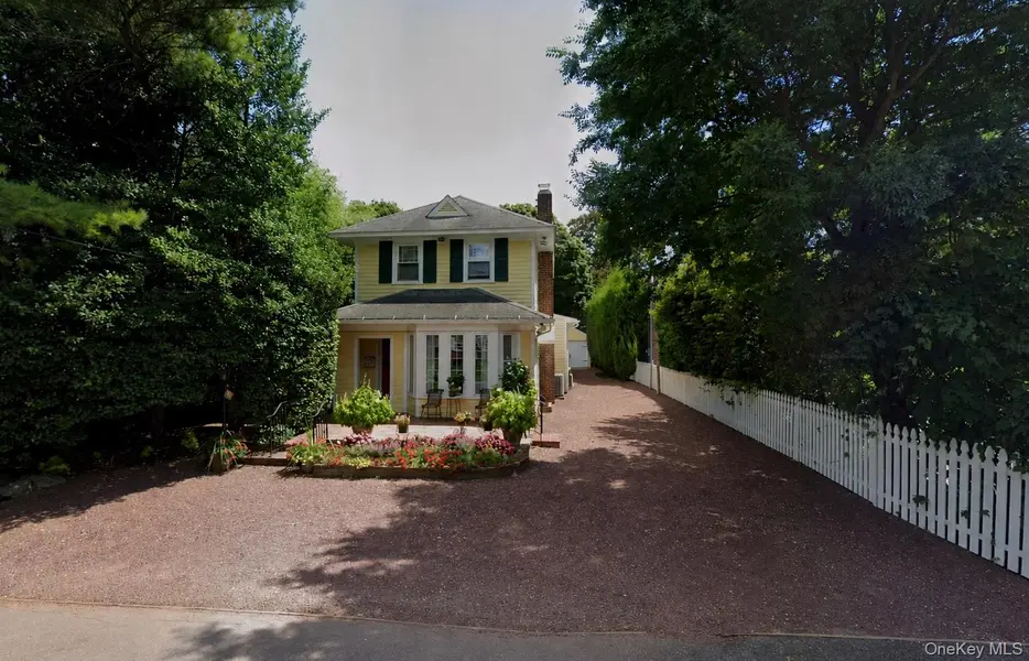 259 Pearsall PL, Lawrence, NY 11559