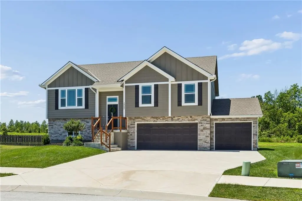 20602 Copper Creek DR, Peculiar, MO 64078