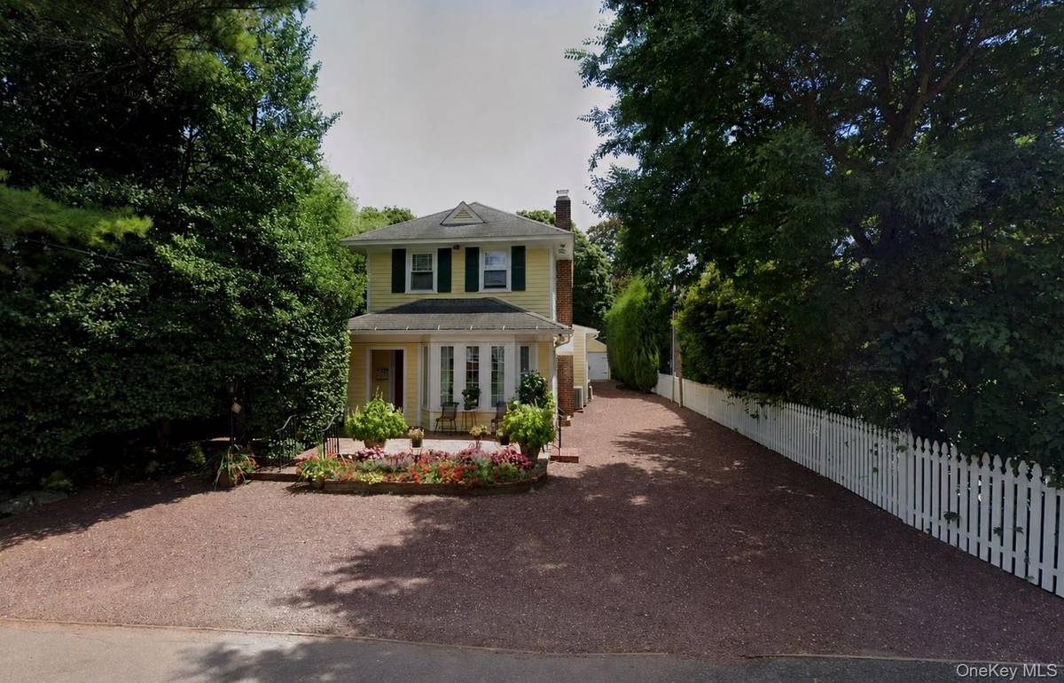 259 Pearsall PL, Lawrence, NY 11559