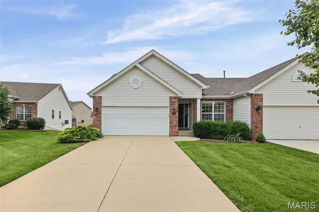 6852 Kensington DR, Maryville, IL 62062