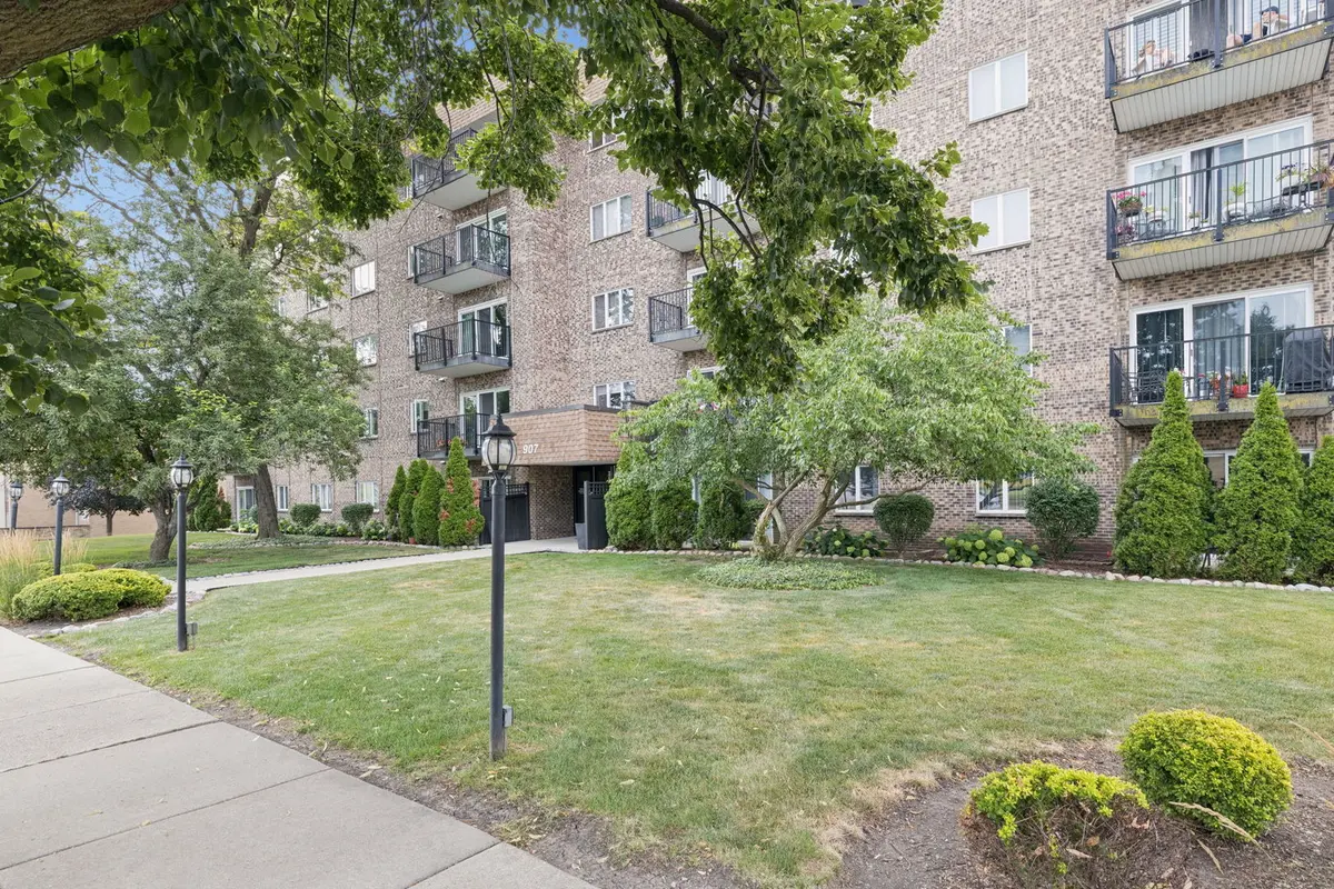 907 Curtiss ST #304, Downers Grove, IL 60515