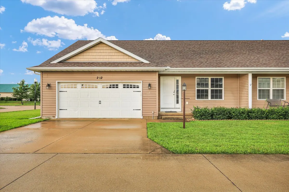 212 Medinah CT, Fisher, IL 61843