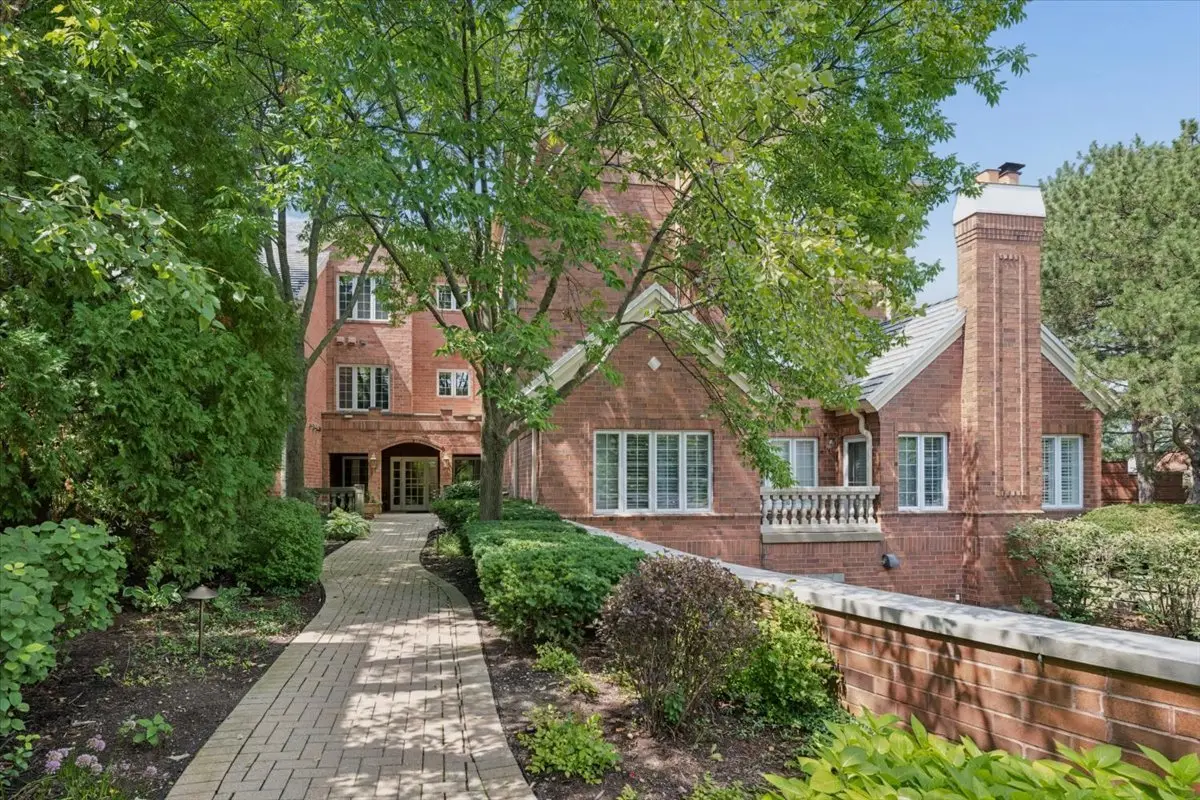 212 Regent Wood RD #212, Northfield, IL 60093