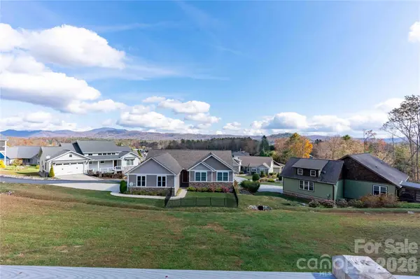 2637 Bowden LN, Hendersonville, NC 28792