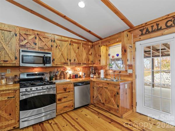 1447/1421 Ayers Mountain RD, Green Mountain, NC 28740
