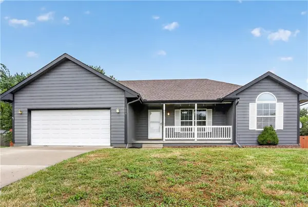 806 Garnet CIR, Smithville, MO 64089