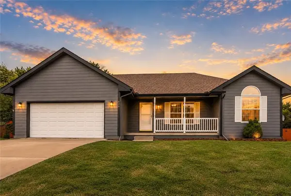 806 Garnet CIR,  Smithville,  MO 64089