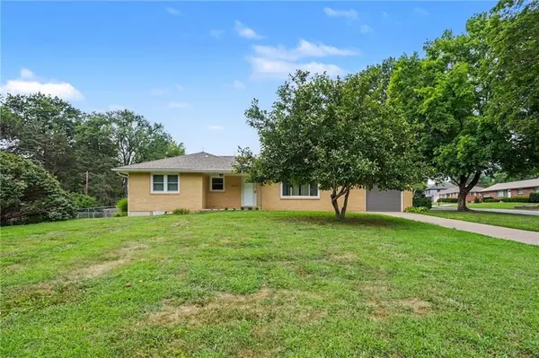 108 Highland DR, Smithville, MO 64089