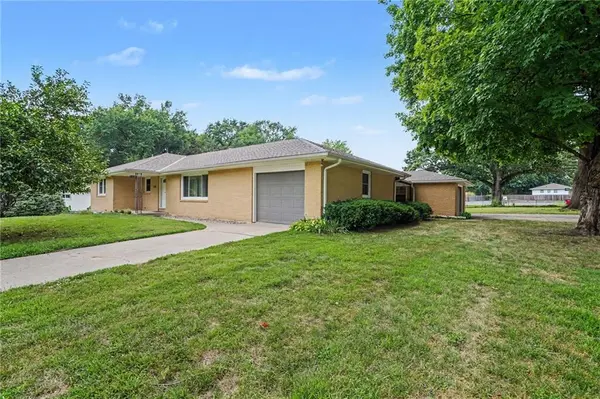 108 Highland DR, Smithville, MO 64089