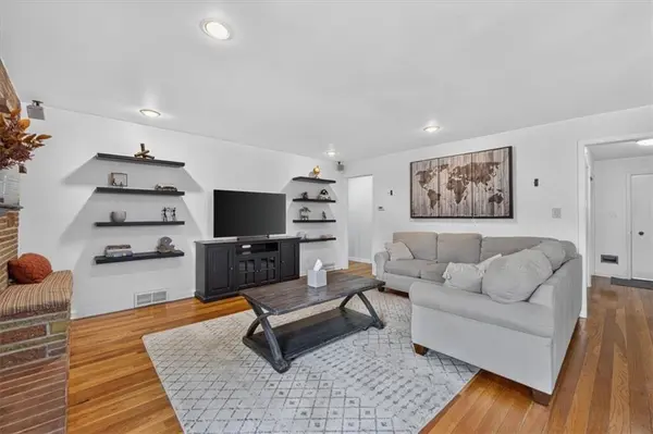 5714 W 77th TER, Prairie Village, KS 66208