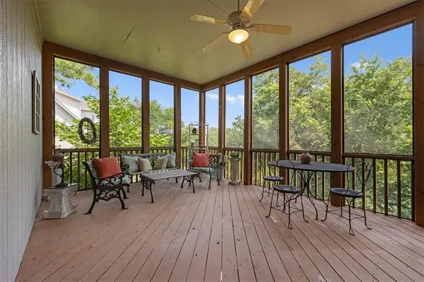 605 Edgewood DR, Lee's Summit, MO 64081