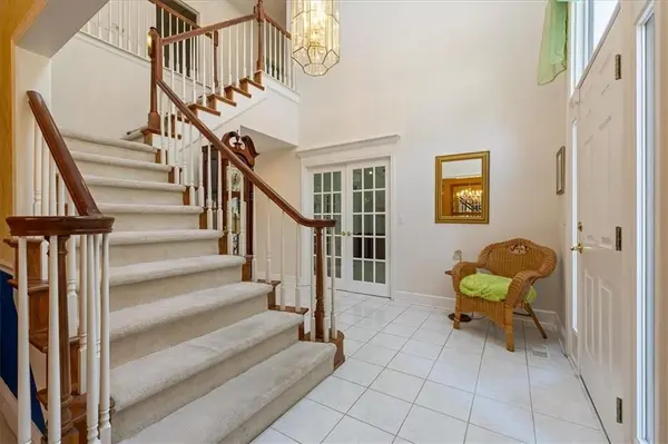 605 Edgewood DR, Lee's Summit, MO 64081