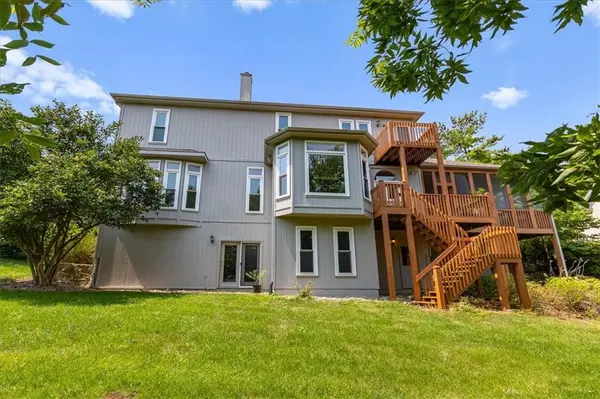 605 Edgewood DR, Lee's Summit, MO 64081