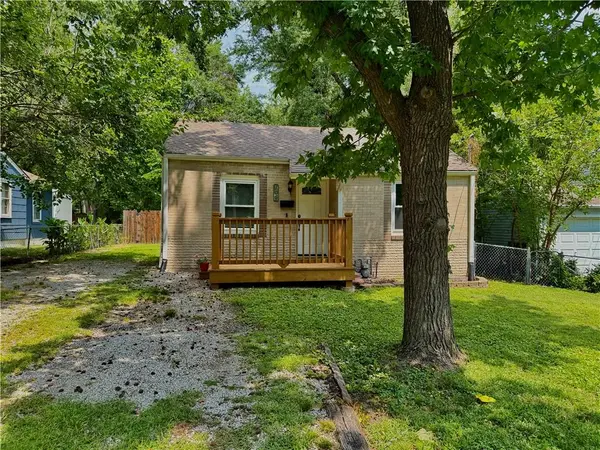 106 NE Ash ST, Lee's Summit, MO 64063