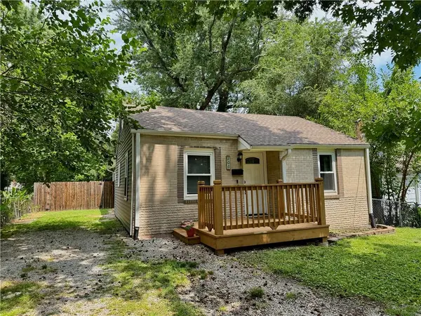 106 NE Ash ST, Lee's Summit, MO 64063