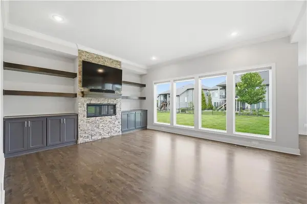 10702 W 171st TER, Overland Park, KS 66221